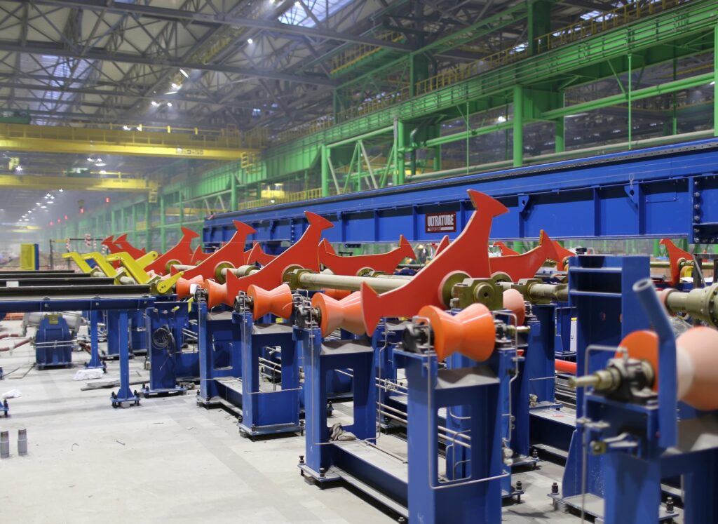 На будущем производстве бесшовных труб ОМК в Выксе приступили к установке основного технологического оборудования