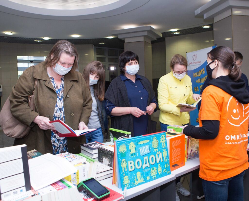 Более 800 книг передадут детям из малообеспеченных семей сотрудники фонда «ОМК-Участие»
