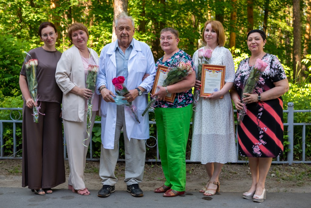 Сотрудникам Выксунской ЦРБ вручили награды ко Дню медработника