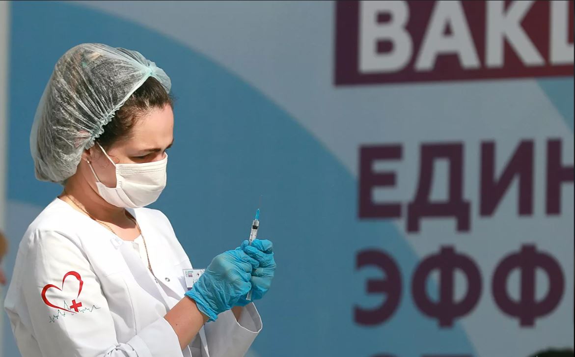 В России вакцинация подростков от коронавируса должна начаться до 20 сентября