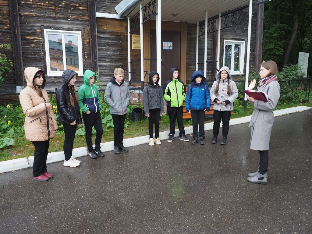 Дождь ProГУЛу не помеха: уроки образовательного проекта фонда «ОМК-Участие» прошли в парке Выксы