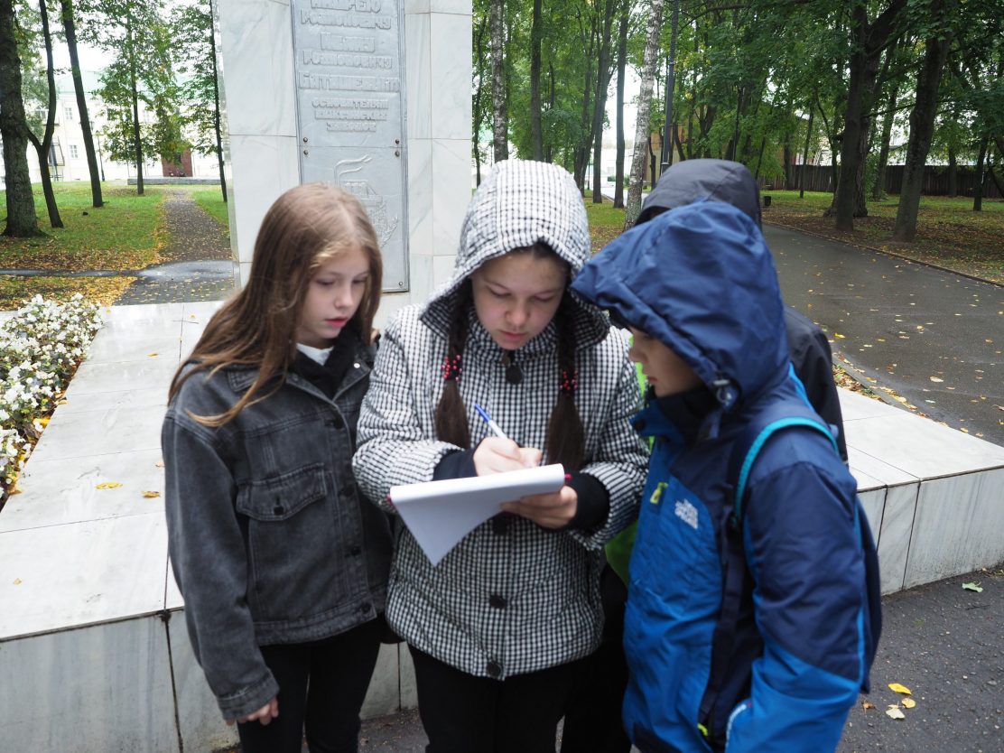 Дождь ProГУЛу не помеха: уроки образовательного проекта фонда «ОМК-Участие» прошли в парке Выксы