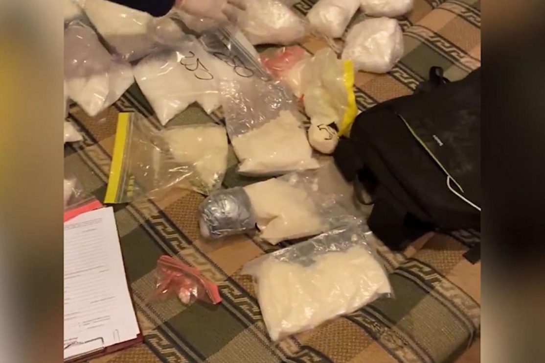 ФСБ ликвидировала крупный канал продажи синтетических наркотиков в интернете.