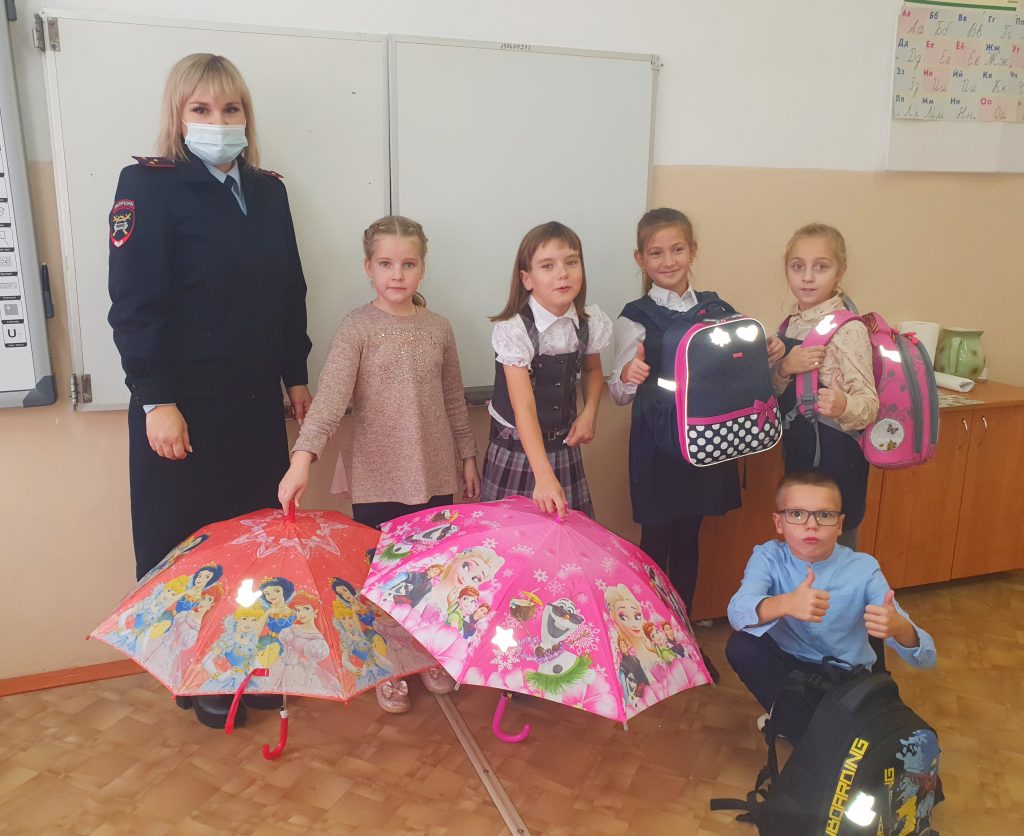 Необычное школьное занятие под названием «Зонтик безопасности» организовали Выксунские Госавтоинспекторы для школьников МБОУ СШ №3