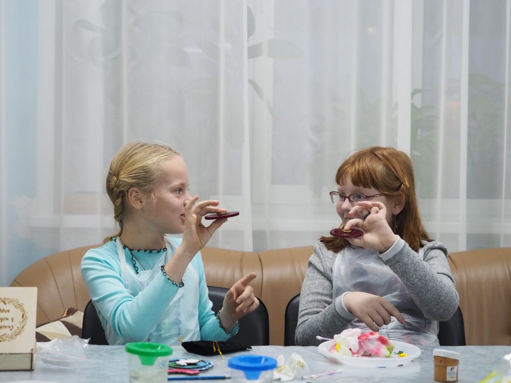 Выксунские дети вместе с родителями создали новогодние игрушки в рамках акции фонда «ОМК-Участие»
