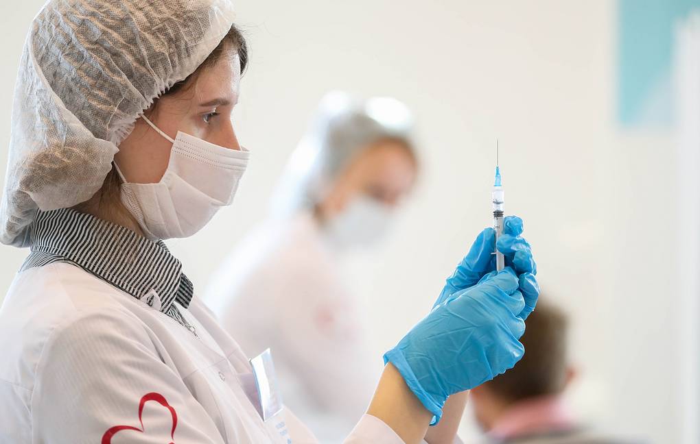 Вакцинация подростков от коронавируса начнется в России до конца года