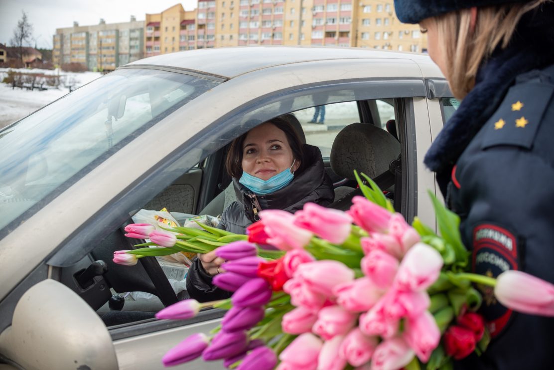 Сотрудники ГАИ поздравили автолюбительниц с первым весенним праздником