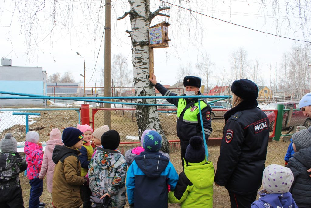 ГИБДД города Выкса совместно с воспитанниками детского сада № 4 и "Золотая рыбка", провели флешмоб «Скворечник в стиле ПДД».
