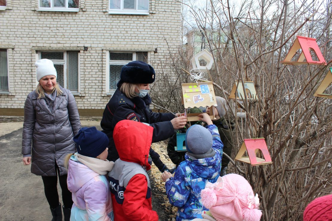 ГИБДД города Выкса совместно с воспитанниками детского сада № 4 и "Золотая рыбка", провели флешмоб «Скворечник в стиле ПДД».