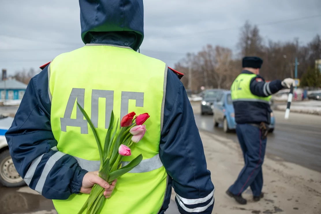 Сотрудники ГАИ поздравили автолюбительниц с первым весенним праздником
