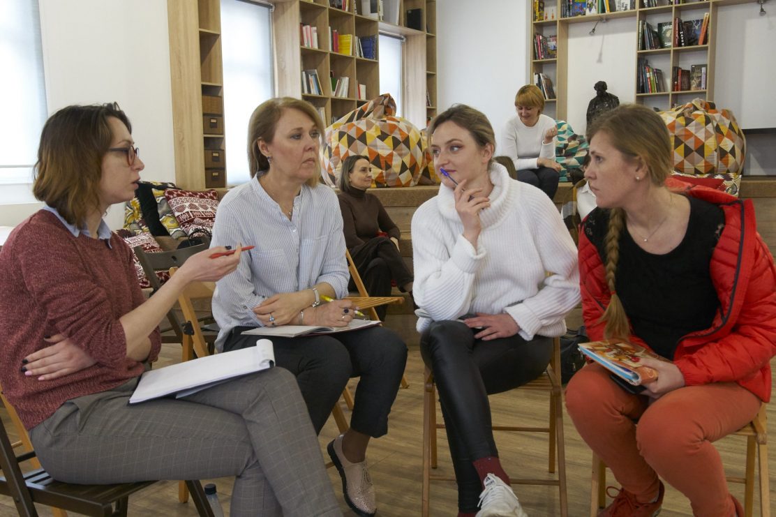 Сотрудники фонда «ОМК-Участие» и музея истории ВМЗ учатся создавать инклюзивные проекты и общаться на русском жестовом языке