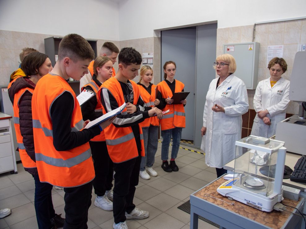 Школы Выксы провели серию выездных уроков в рамках образовательного проекта ProГУЛ фонда «ОМК-Участие»