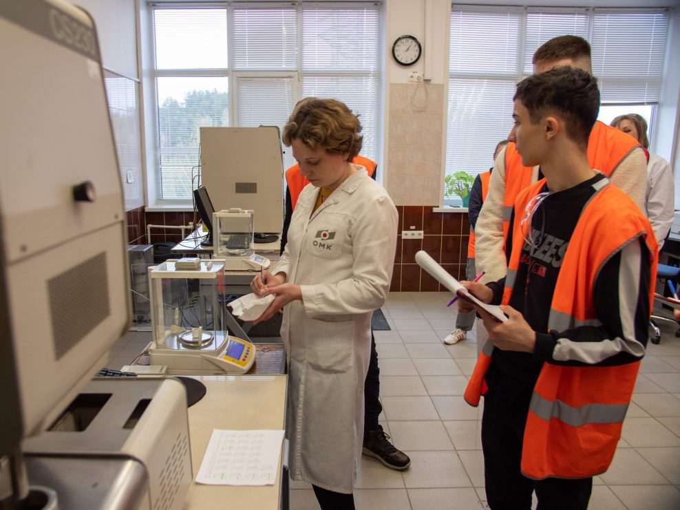 Школы Выксы провели серию выездных уроков в рамках образовательного проекта ProГУЛ фонда «ОМК-Участие»