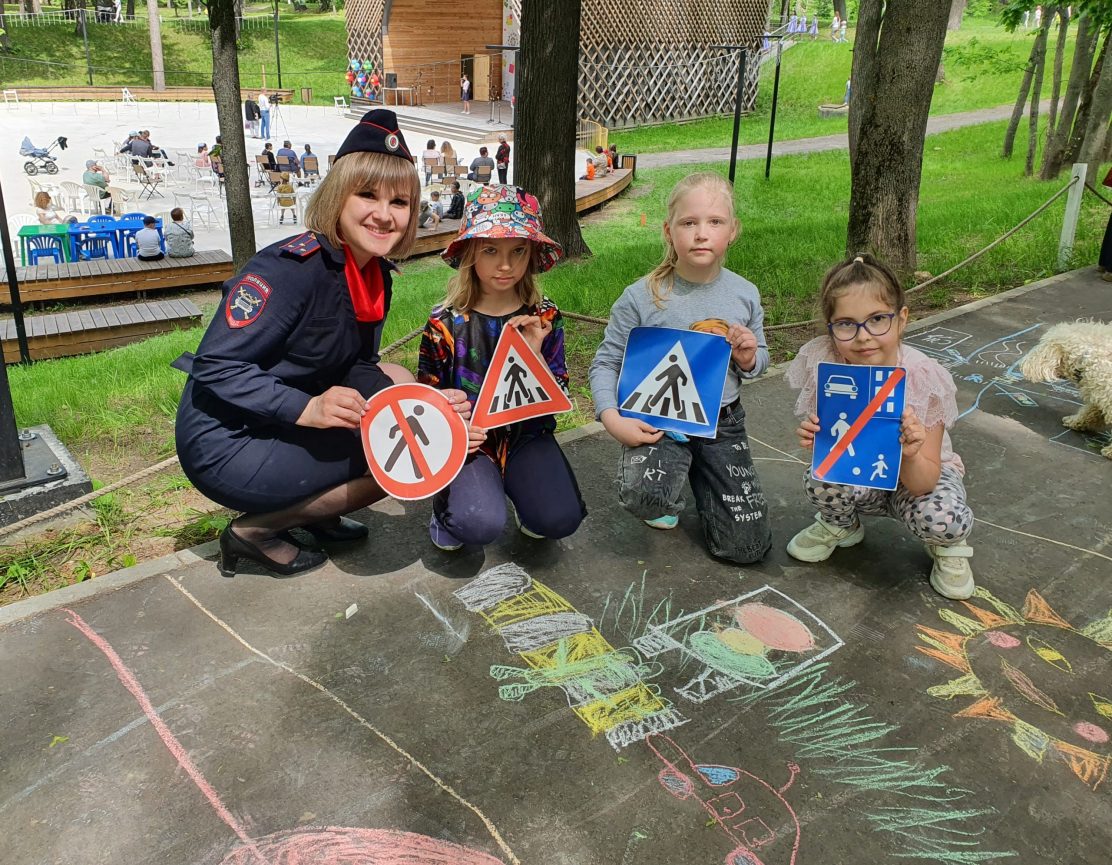 В городском парке провели конкурс рисунков на асфальте