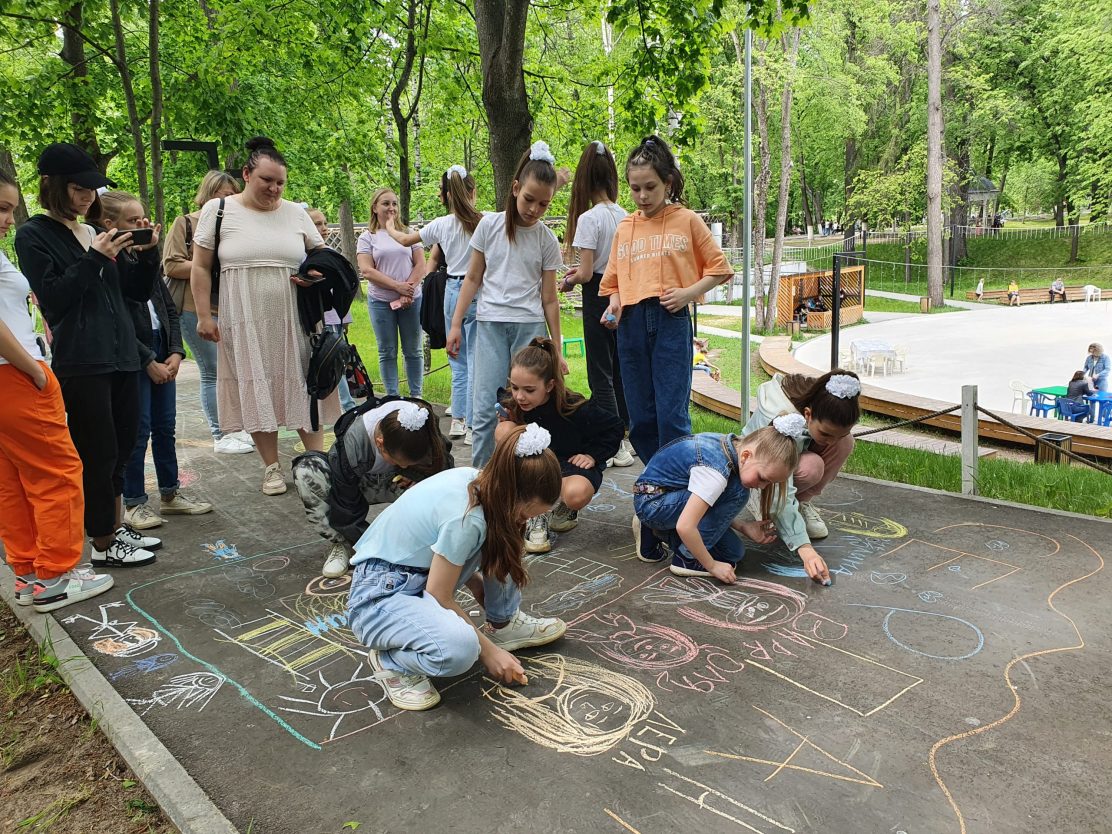В городском парке провели конкурс рисунков на асфальте