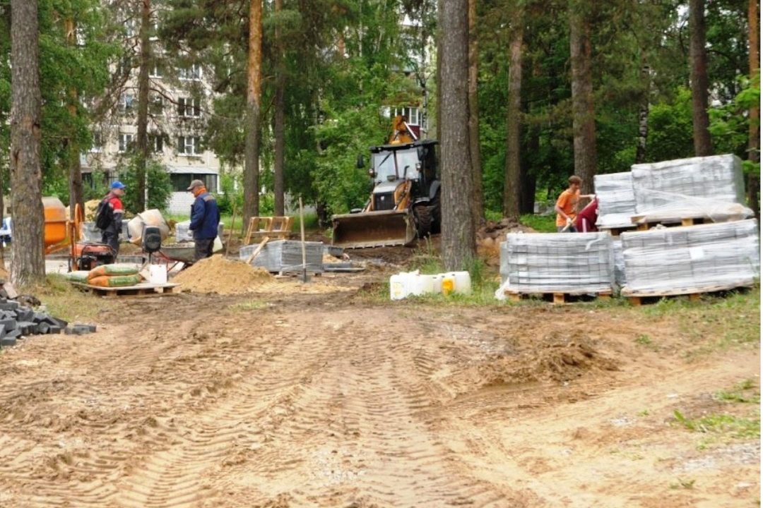 В микрорайоне Юбилейном ведутся работы по устройству сквера