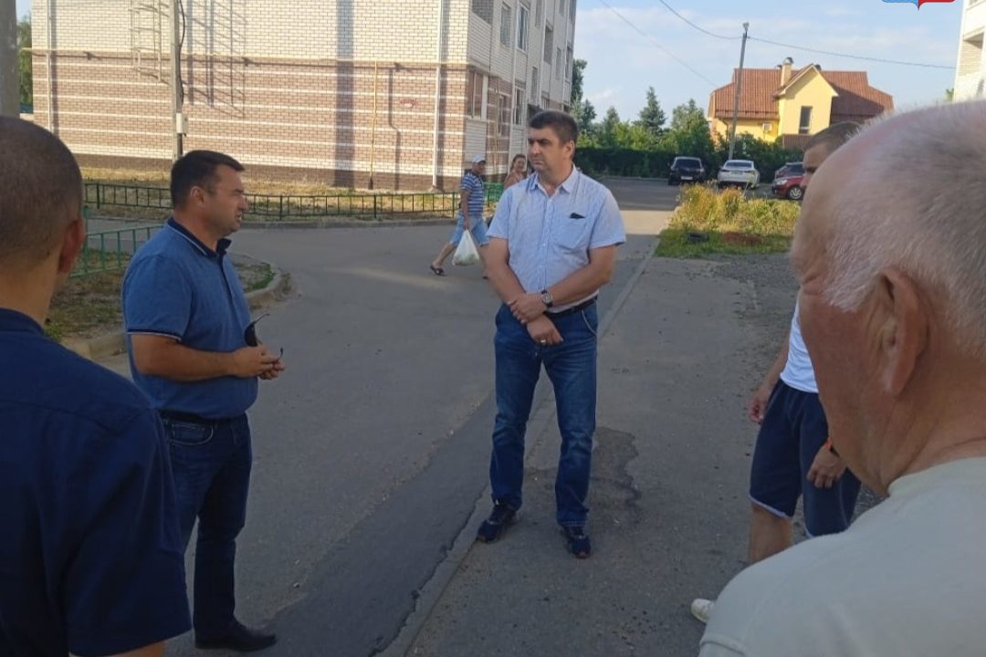 Депутат избирательного округа №22 Роман Фролов встретился с жителями улицы Слепнева