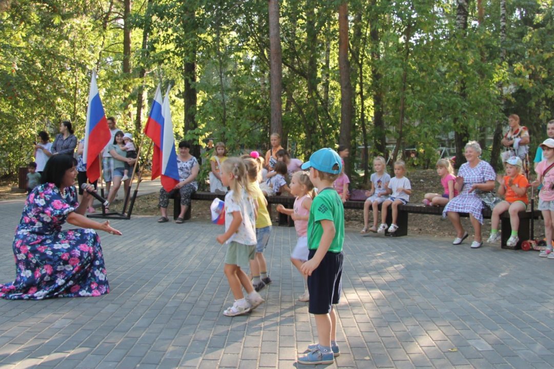 На обновленной площадке в микрорайоне Юбилейном состоялось празднование Дня государственного флага