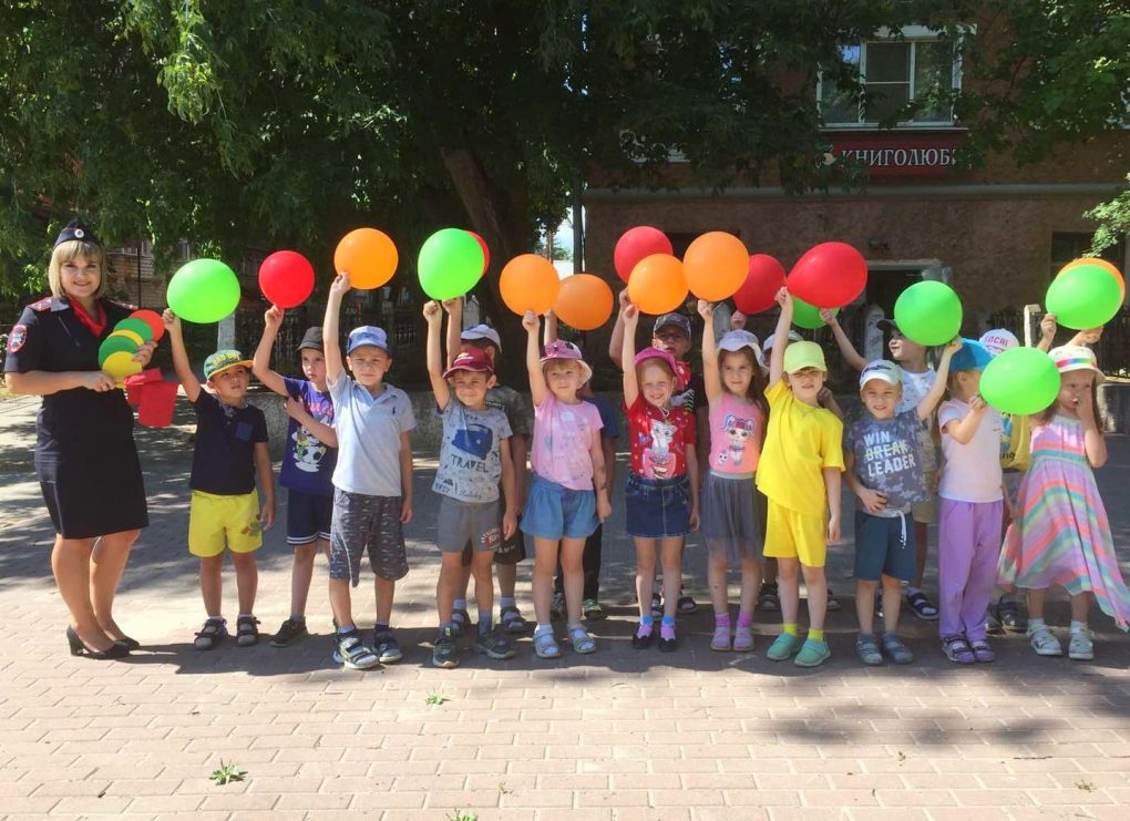 В Выксе сотрудники ГИБДД и воспитанники детского сада "Ромашка" отметили Международный день светофора.