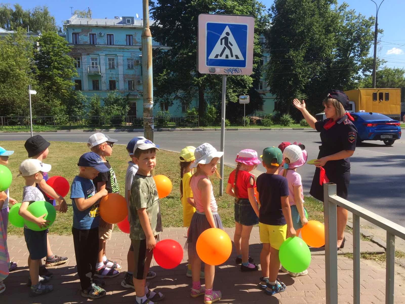 В Выксе сотрудники ГИБДД и воспитанники детского сада "Ромашка"  отметили Международный день светофора.