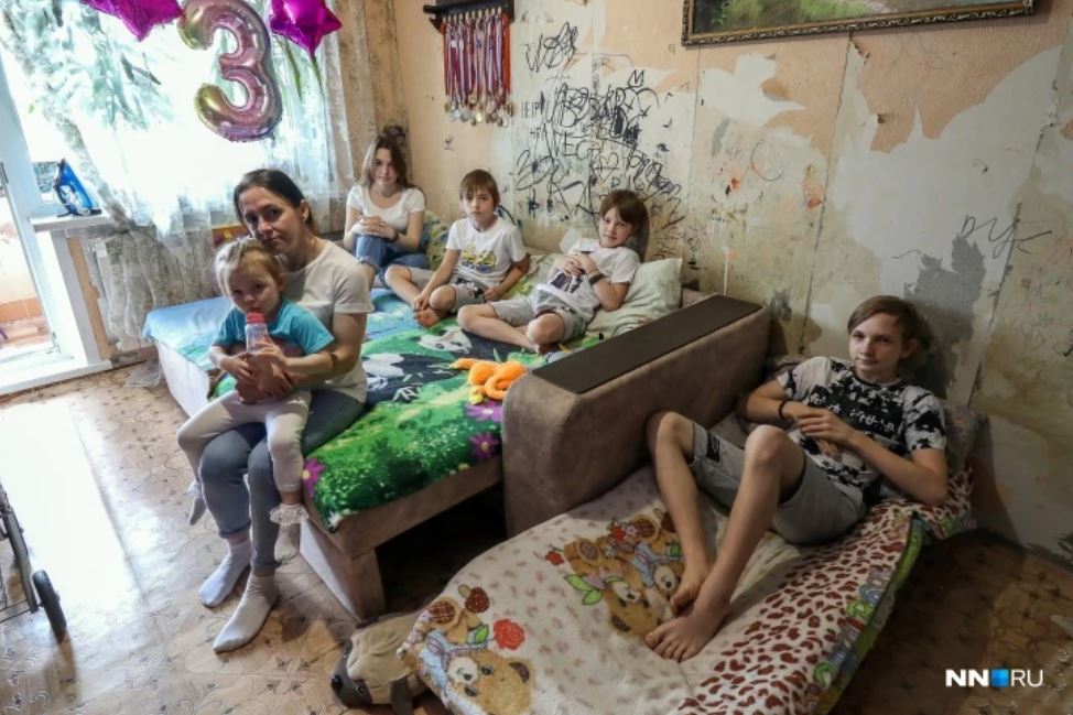В Выксе вдова ветерана живет в заплесневевшей однушке с семью детьми