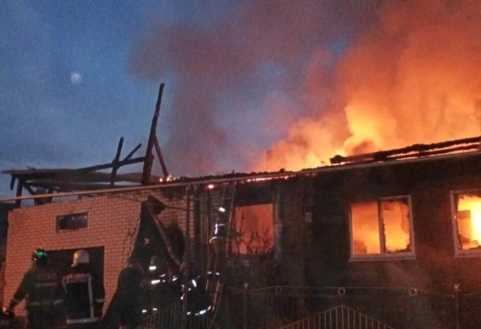 Жилой частный дом и автомобиль сгорели в Выксе вечером 25 августа