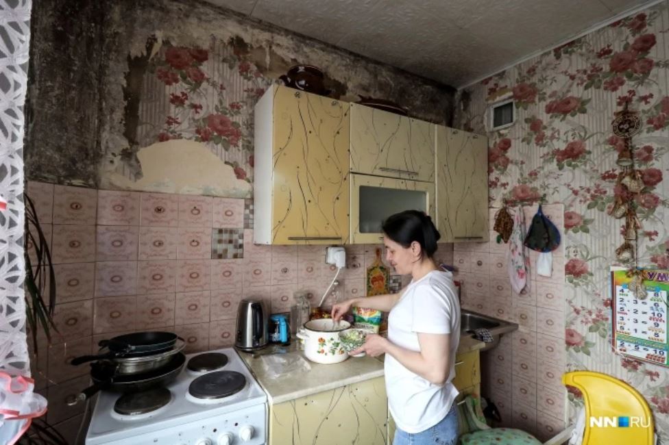 В Выксе вдова ветерана живет в заплесневевшей однушке с семью детьми