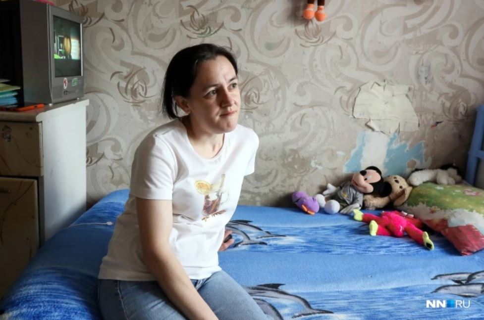 В Выксе вдова ветерана живет в заплесневевшей однушке с семью детьми