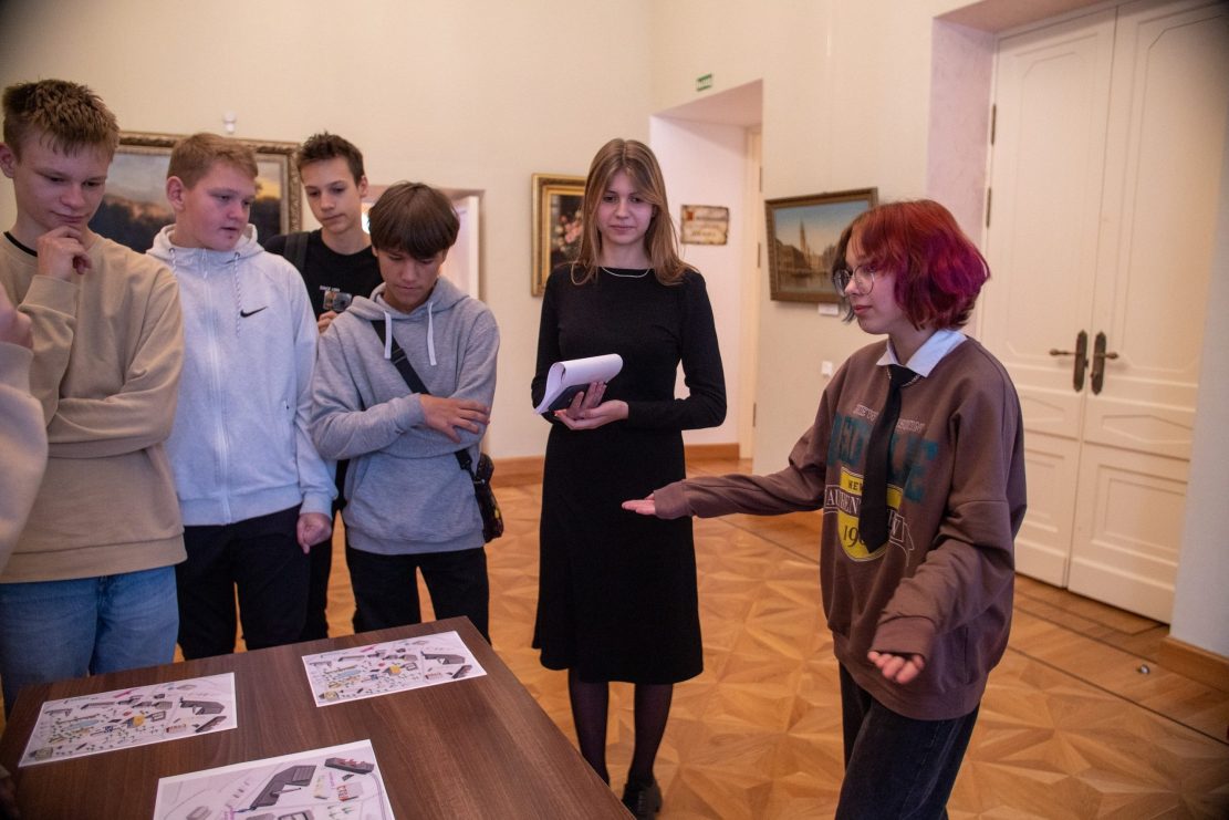 В День русского жестового языка в музее истории ВМЗ учились понимать друг друга без слов