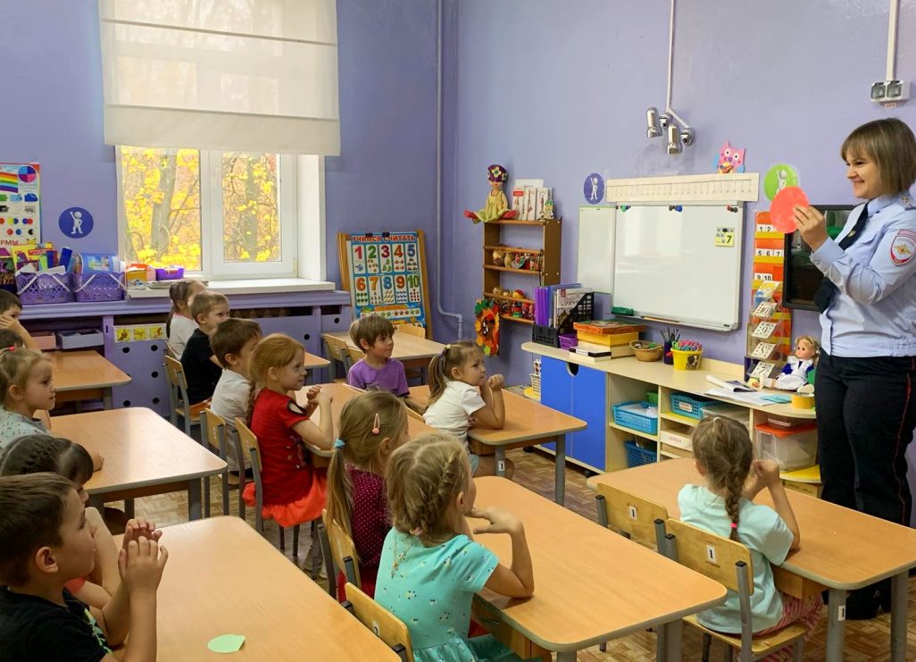 В детском саду №2 «Ромашка» сотрудники ГАИ провели мастер класс по изготовлению световозвращающих элементов