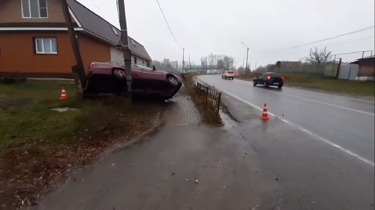 Водитель пострадал, загнав автомобиль между двумя столбами в Выксунском районе