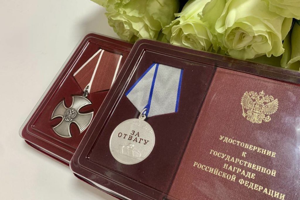 Медаль «За отвагу» и орден Мужества, которыми посмертно награжден выксунец Павел Сергеевич Лизунов, переданы его родителям