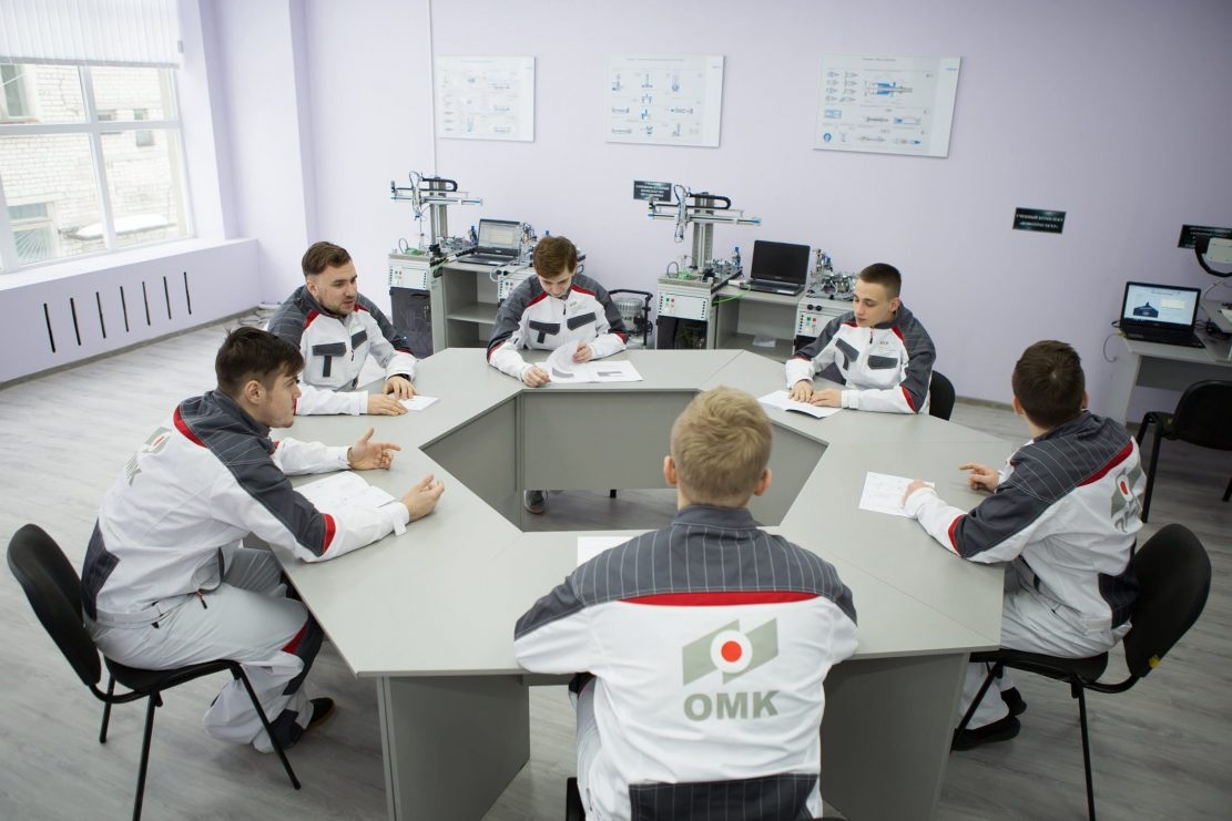 При поддержке ОМК директора нижегородских учебных заведений поделились опытом в подходах к профориентации
