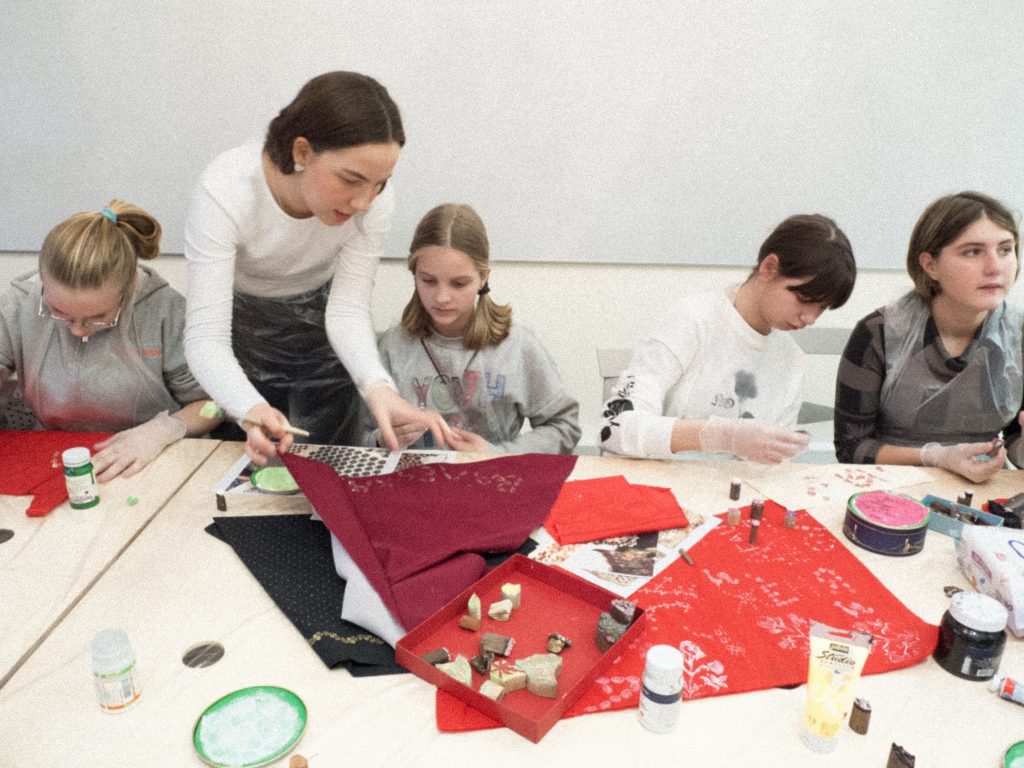 Фонд «ОМК-Участие» помог 10 выксунским детям посетить фестиваль современного искусства «Территория. Kids»