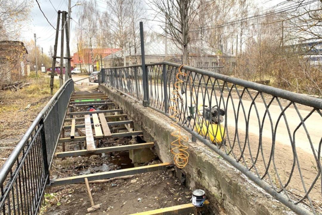 Начался ремонт пешеходного моста в переулке Крупской в Выксе 