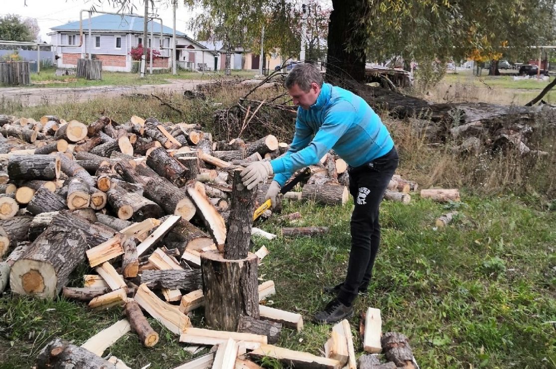 Волонтеры ОМК помогли выксунцам запастись дровами к зиме