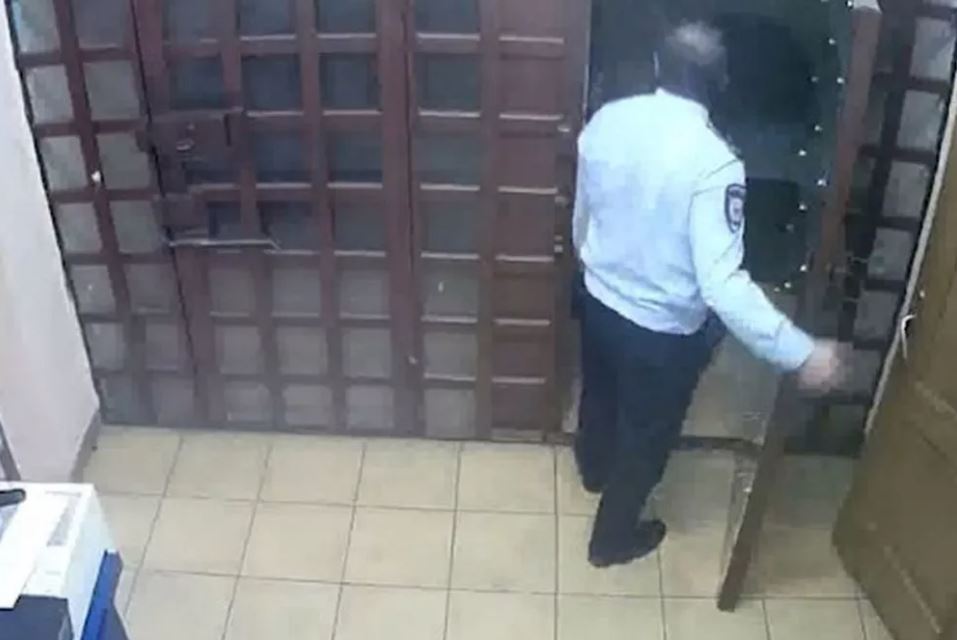Полицейский избил задержанного в отделе полиции в Выксе