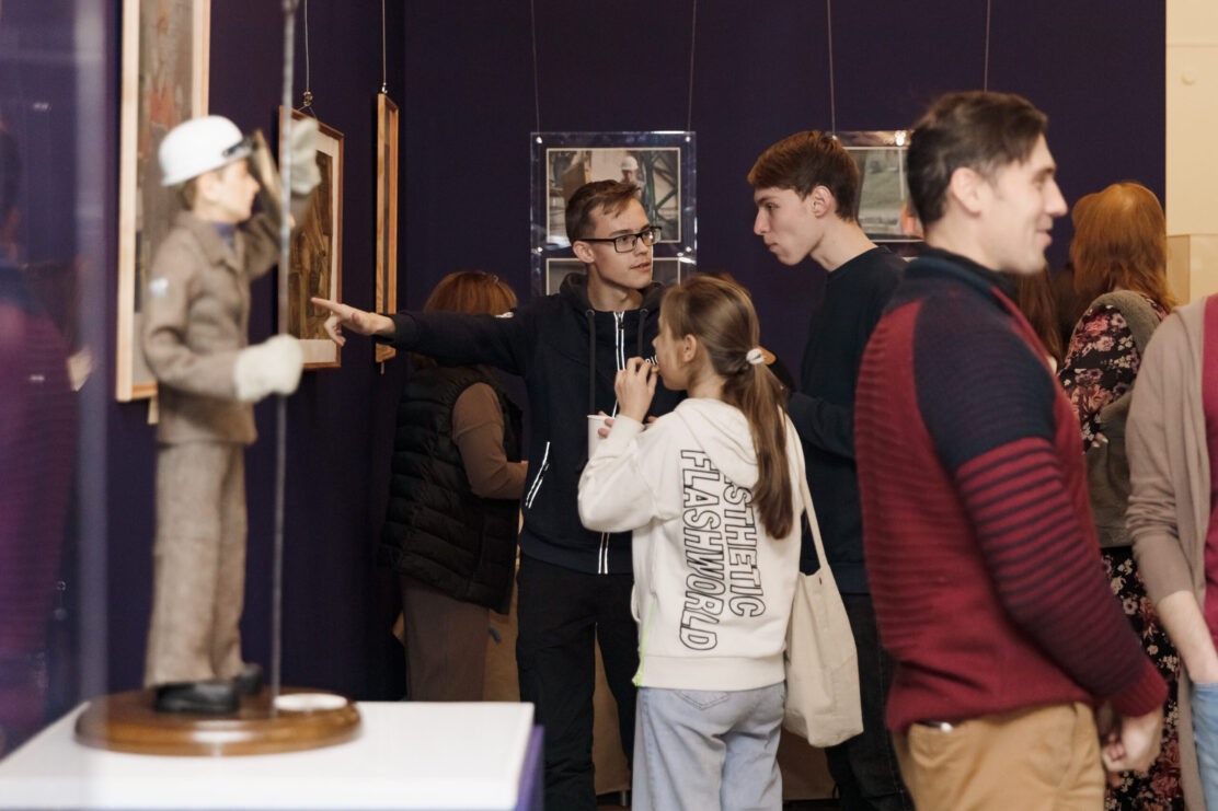 Выставку детской художественной школы, созданную к юбилею выксунского завода ОМК, посетили более 400 человек