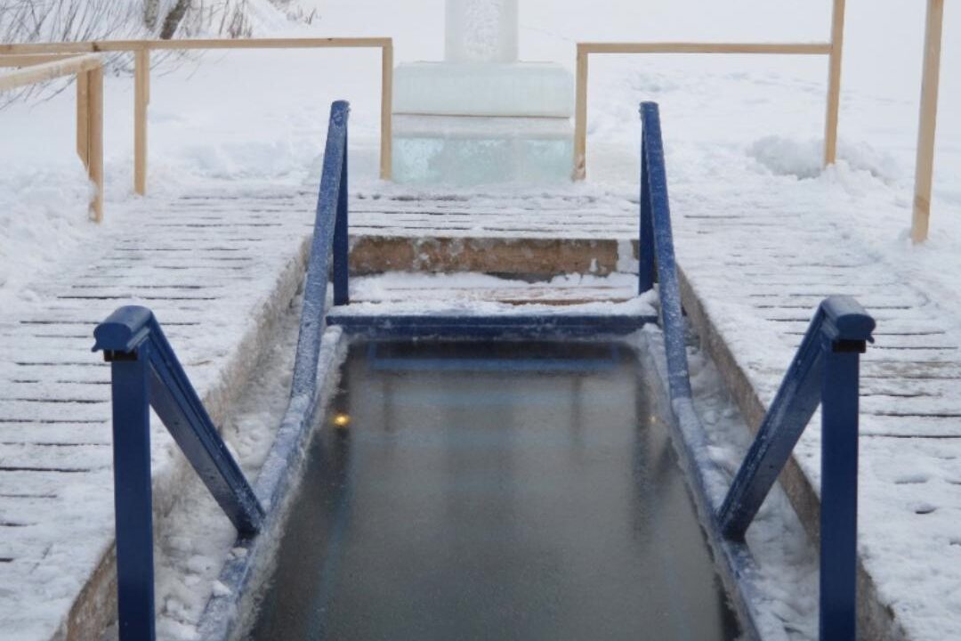 В Шиморском (в затоне Оки в районе пляжа) запрещена организация купели из-за погодных условий