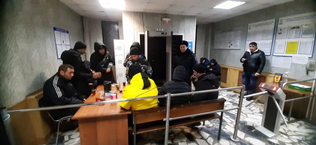 Сотрудники ГАИ эвакуировали замерзающих пассажиров из сломанного автобуса