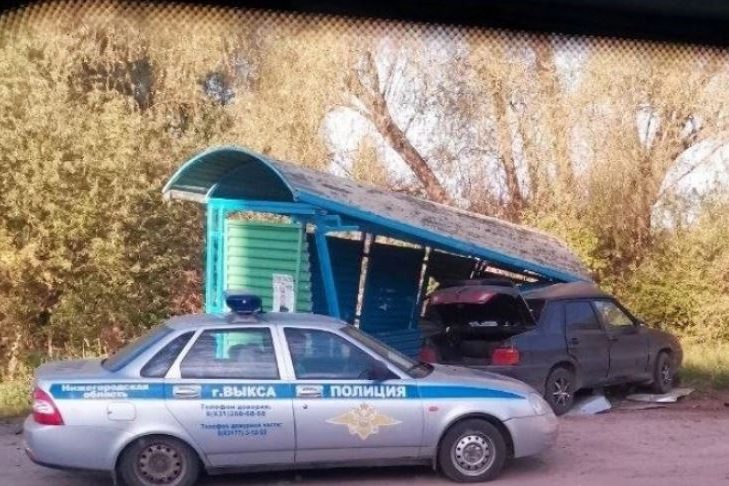 Легковушка снесла остановку в Выксунском районе