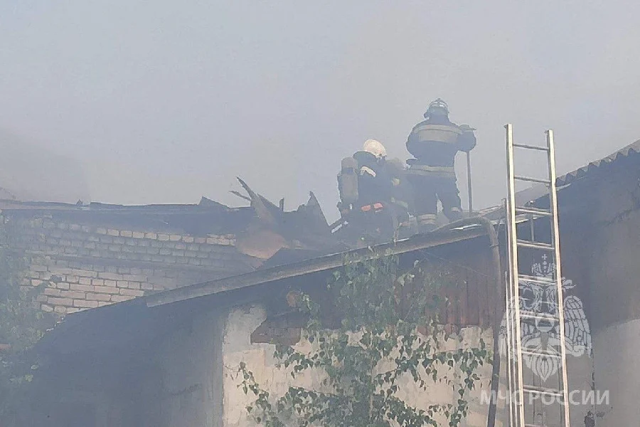 Заброшенное здание загорелось в Выксе на улице Спартака