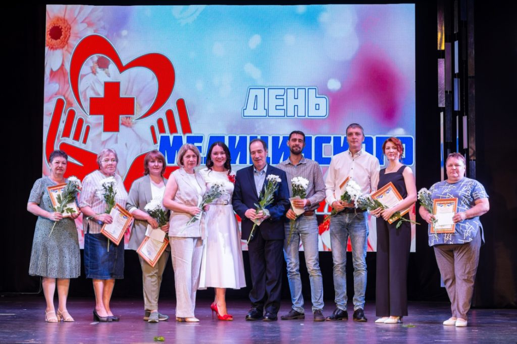 Сотрудников Выксунской ЦРБ поздравили с Днём медицинского работника