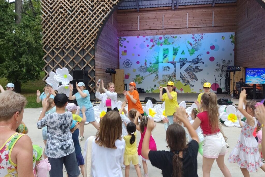 В День Семьи, любви и верности в парке состоялся фестиваль семейного творчества «Коляска-сказка»!