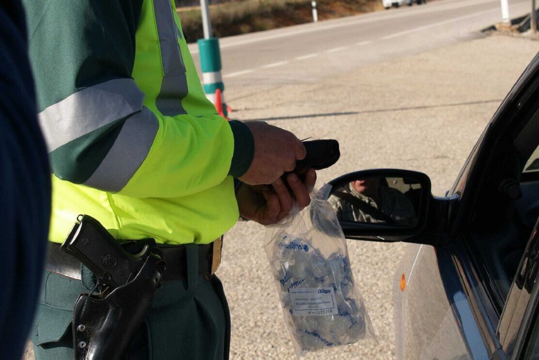 Полицейские изъяли два свертка с наркотическим веществом при проверке авто