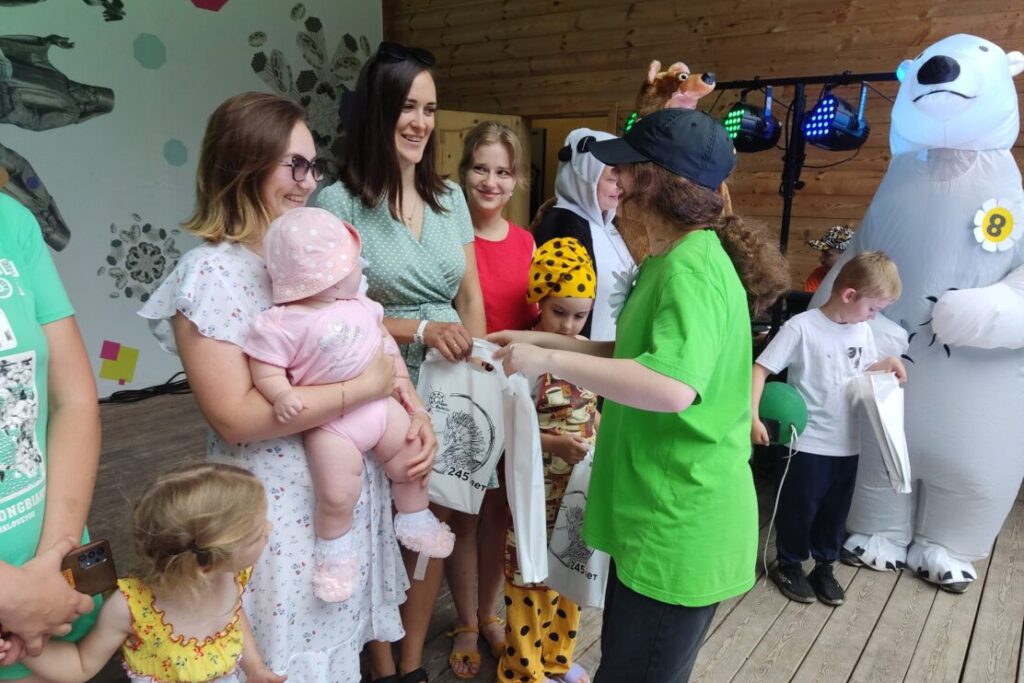 В День Семьи, любви и верности в парке состоялся фестиваль семейного творчества «Коляска-сказка»!