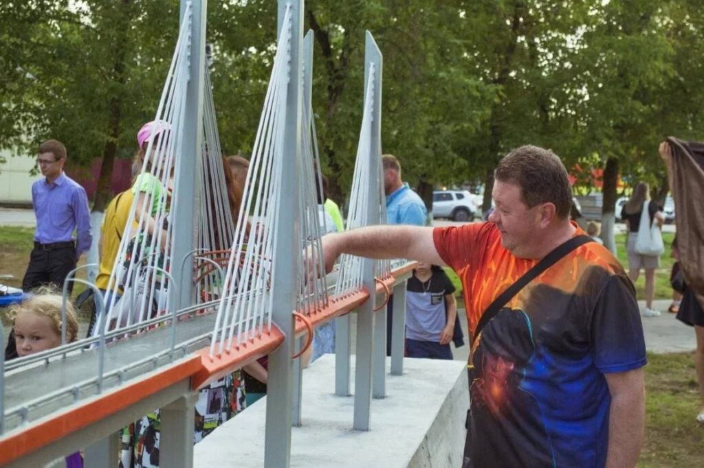 Жителям Навашина подарили макет нового вантового моста трассы М-12