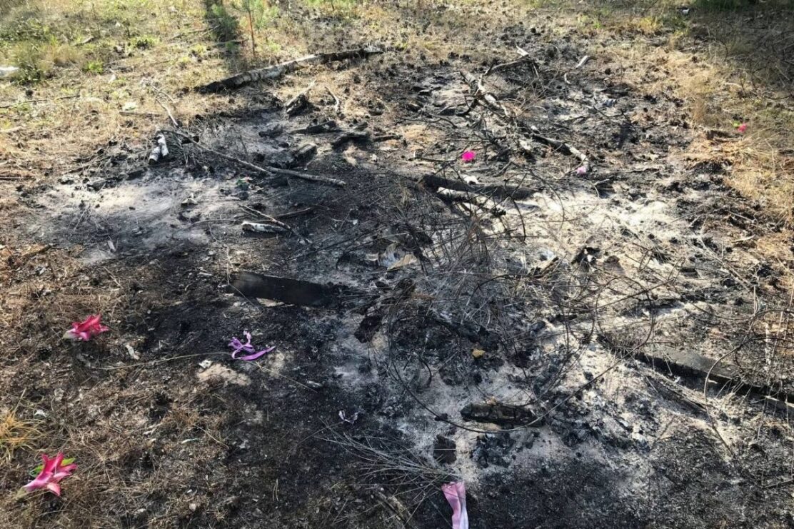 Вандалы развели костер из венков и крестов на кладбище в Выксунском округе