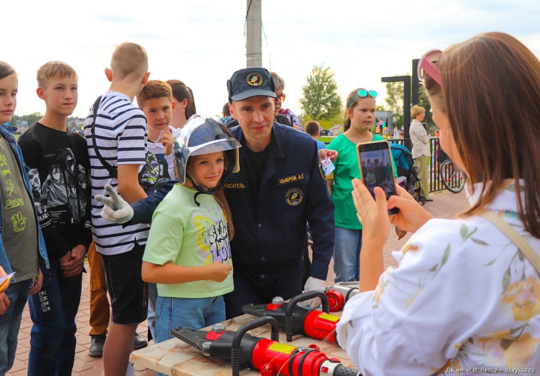 На Площади Металлургов прошел праздник «Парад профессий. Дети-наше будущее»