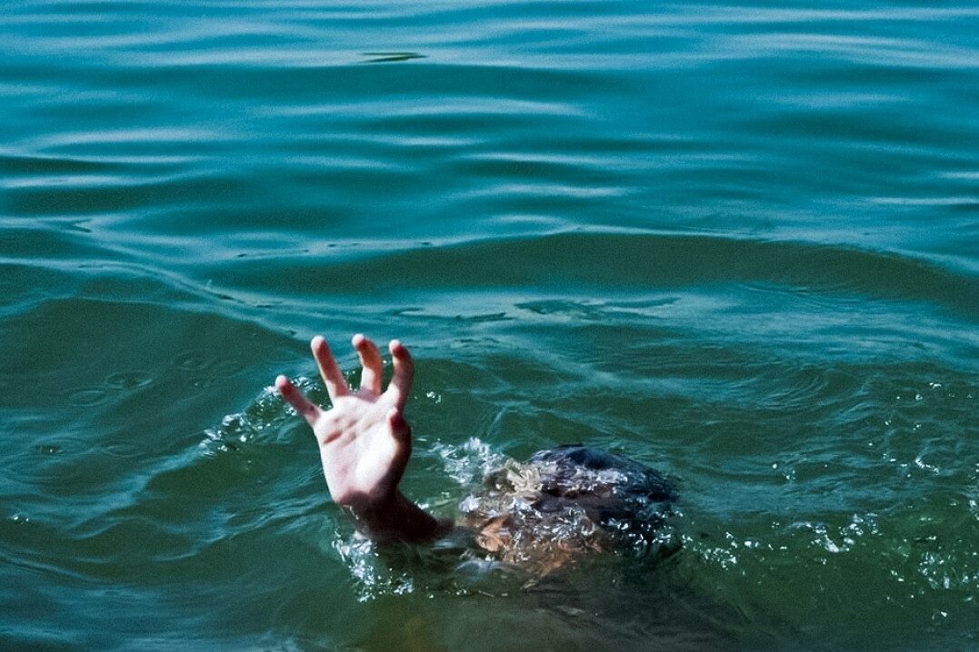 Человек утонул в море. Тонущий человек. Человек тонет в воде.